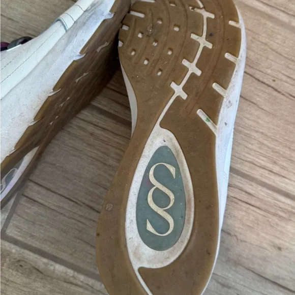 Women's White Leather Sneakers with Floral Ribbon Laces - Picture 2 of 6